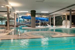 格拉冷萨普斯堡品质酒店的一个带水滑梯的室内游泳池