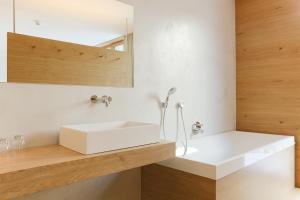 维皮泰诺斯坦德尔精品酒店的浴室设有白色水槽和镜子