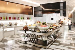 多哈多哈城市中心假日别墅酒店&公寓的厨房在柜台上供应自助餐