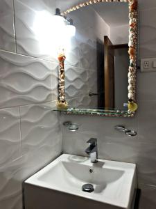 苏莎亚Fully Equipped New 1br Apt–dt–2mins To Beach的浴室设有白色水槽和镜子
