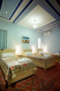 布哈拉Ismail的蓝色墙壁客房的两张床