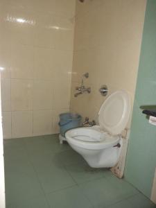 卜山Exotic Stay Near Shivaji Marg的一间带卫生间和垃圾桶的浴室