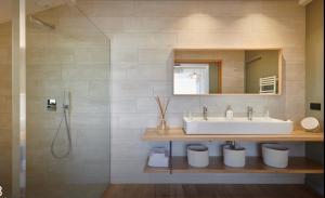 比达尔Le Cabanon Bidart的一间带水槽和镜子的浴室