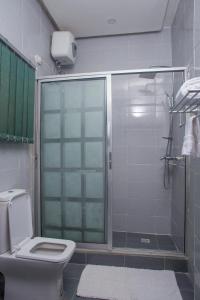 卡杜纳Twenty Hotel的浴室设有玻璃淋浴间和卫生间