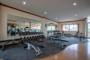 清莱比曼旅馆的健身房拥有许多跑步机和机器