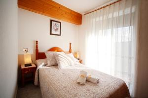 拉斯普纳Casa Sallan Laspuña Ordesa Pirineo的一间卧室配有一张床,上面有两条毛巾