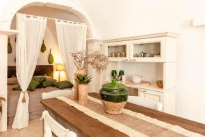 奥斯图尼Alesia luxury suite Ostuni的厨房以及带桌椅的用餐室。