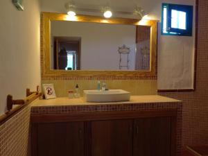 MalaCasa Mi Tio Perico的一间带水槽和大镜子的浴室