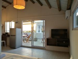 拉戈莱特Le Morne Kite Villas - Penthouse的客厅配有冰箱和电视