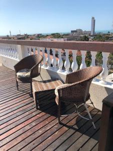 福塔莱萨Angra Praia Hotel的两把椅子坐在带扶手的阳台上