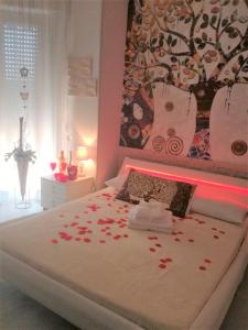 卡萨诺达达Tree House的一间卧室,床上有红色玫瑰
