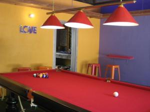 道格拉斯港粉红火烈鸟度假酒店的一个带两个灯的房间的一张台球桌