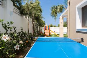 皮吉Aria Villas, modern paradise, By ThinkVilla的后院的游泳池,带网球场