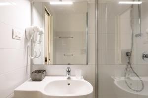 米兰bellaMI的白色的浴室设有水槽和淋浴。
