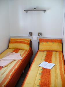 Victoria Mobilehome in Camping Mare e Pineta客房内的一张或多张床位