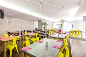 盖拉德Appart'City Classic Genève - Gaillard的用餐室配有黄色桌子和黄色椅子