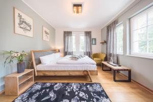 波茨坦Design Apartments - "Das Kutscherhaus"的一间卧室配有一张床和一张桌子
