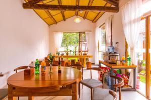 昆明燕巢庭院民宿的用餐室配有木桌和椅子