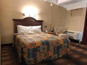 北锡拉丘兹锡拉丘兹机场红地毯旅店的配有床和空调的酒店客房