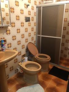 萨尔瓦多Propriedade aconchego de família的浴室配有卫生间、盥洗盆和淋浴。