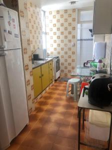萨尔瓦多Propriedade aconchego de família的厨房配有黄色橱柜和白色冰箱
