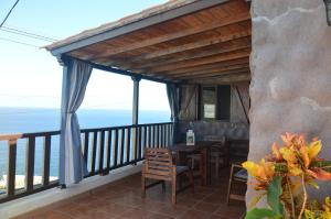 圣地亚哥海滩Terraza del Atlántico的一个带桌椅的海景阳台