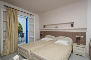 纳克索乔拉安东尼公寓的一间卧室设有一张大床和一个窗户。
