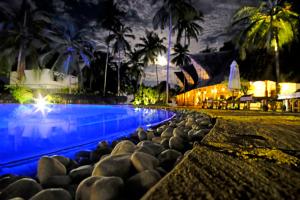 蓬圭本格威湾度假村的夜间在度假村旁边设有岩石游泳池