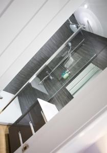 因弗内斯格伦莫里斯顿联排别墅酒店的享有带水槽的浴室的天花板景致