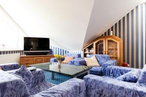 塔林胡玛拉酒店的客厅配有蓝色的沙发和桌子
