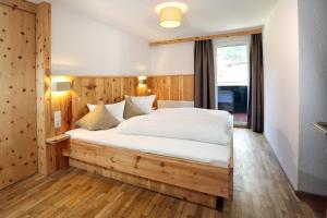 温特加斯霍夫吉斯特因山地酒店的卧室配有一张白色大床