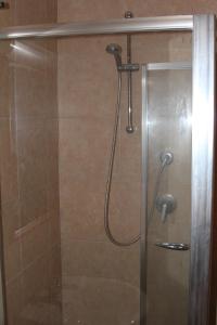 圣塞韦罗Agriturismo Silos Agri的浴室内配有淋浴和头顶淋浴