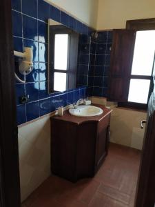泰尔泰尼亚Hotel Punta Moros的一间带水槽和镜子的浴室