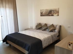 里米尼casa in campagna alle porte di Rimini 3min fiera 3 min mare的卧室配有一张床,墙上挂有绘画作品
