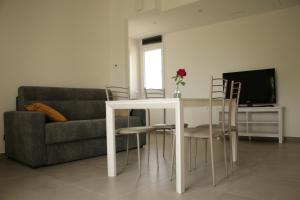 里米尼casa in campagna alle porte di Rimini 3min fiera 3 min mare的客厅配有桌子和沙发