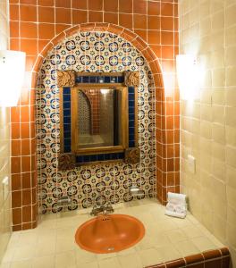 乔卢拉Hotel Real de Naturales的一间带水槽和镜子的浴室
