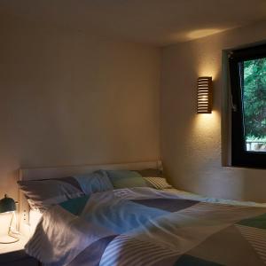 弗隆海姆Biggi‘s Garten-Finca的一间卧室设有两张床和窗户。