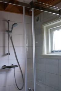 奈梅亨Mini appartement De Fabriek的带淋浴的浴室,带玻璃门