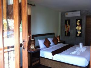 高兰兰达快乐山旅馆的一间卧室配有白色床单