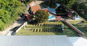 Santo Antônio do AmparoRECANTO MARIANE的享有带庭院的房屋的空中景致