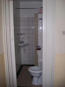 阿姆斯特丹维斯特图伦酒店的一间带卫生间和水槽的浴室
