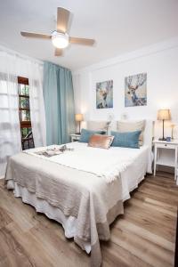 阿罗纳Spectacular Ocean Apartment with AirCon in Golden Mile of Las Americas的卧室配有带蓝色枕头的大型白色床