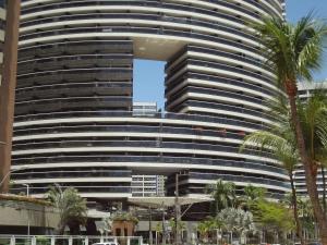 福塔莱萨Landscape Beira-Mar Perfect的一座棕榈树环绕的大建筑