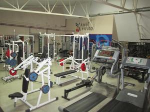 杜兰戈埃罗塔奥斯塔图旅馆的健身房设有数台跑步机和举重器材
