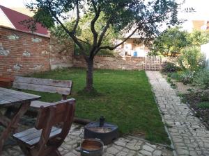 米库洛夫乌比托瓦尼罗姆度假屋的一个带木凳和火坑的花园