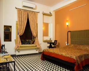 斋浦尔Jaisal Castle Homestay的酒店客房设有床和窗户。