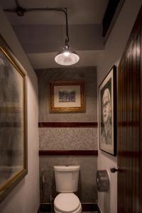 高兰Lanta Harbour的一间带卫生间的浴室和墙上的照片