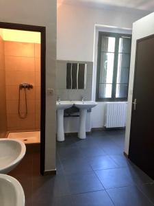 VeroU Castellu的一间带两个盥洗盆和淋浴的浴室