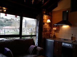La RadCasa Rural Villamoronta的一间配有沙发和窗户的厨房