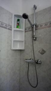 奥斯塔Maison Borbey的浴室内配有淋浴和头顶淋浴